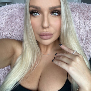 KissMyTitsPls