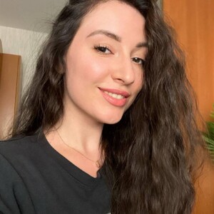 Laura_Schwarz