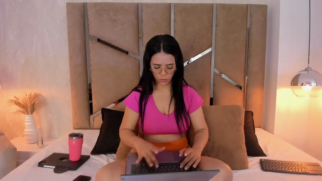 MartinaaJones show preview