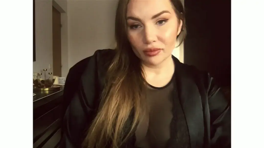 ArianaAri show preview