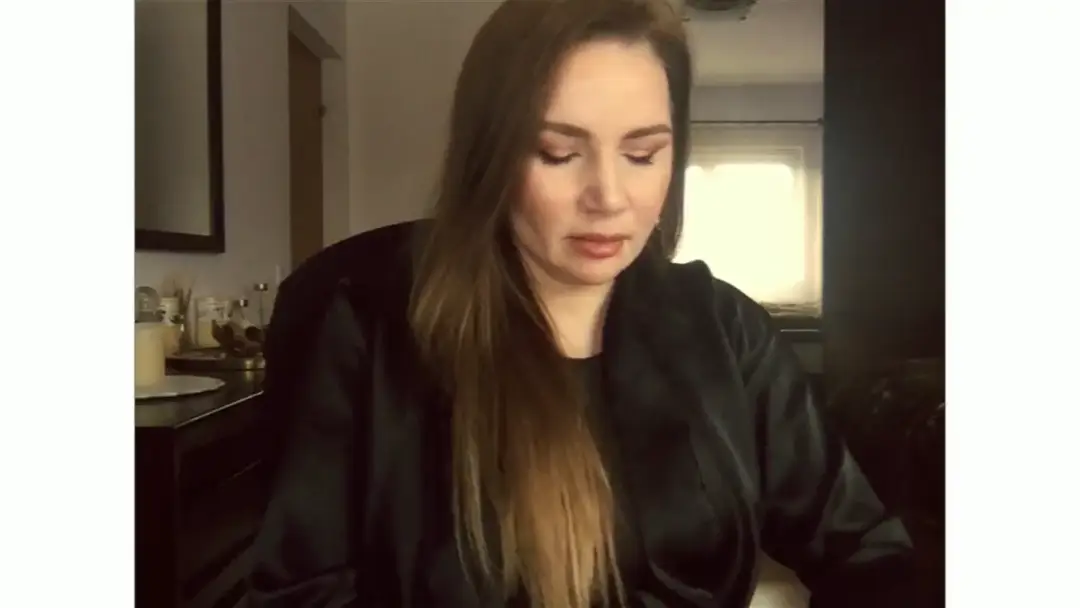 ArianaAri show preview