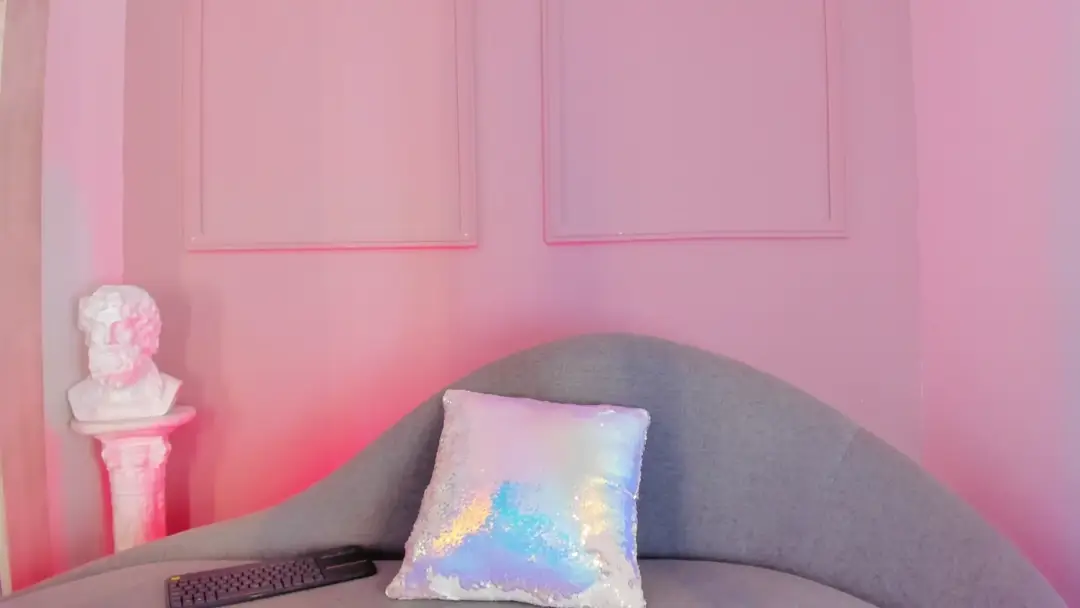 VictoriaMilan show preview