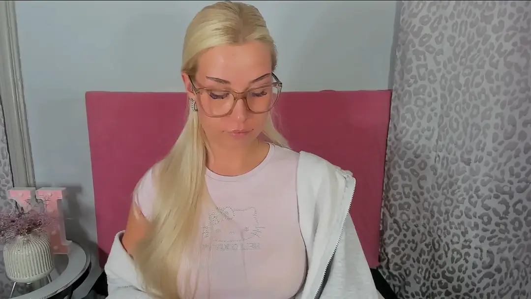 KristySmile23 show preview