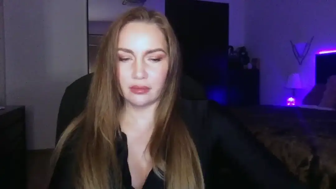 ArianaAri show preview