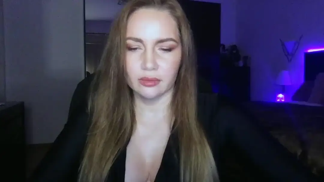 ArianaAri show preview