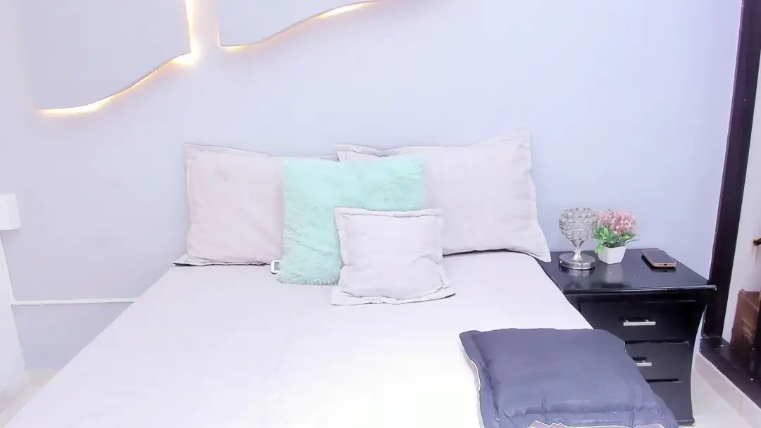 EmillyDiaz show preview