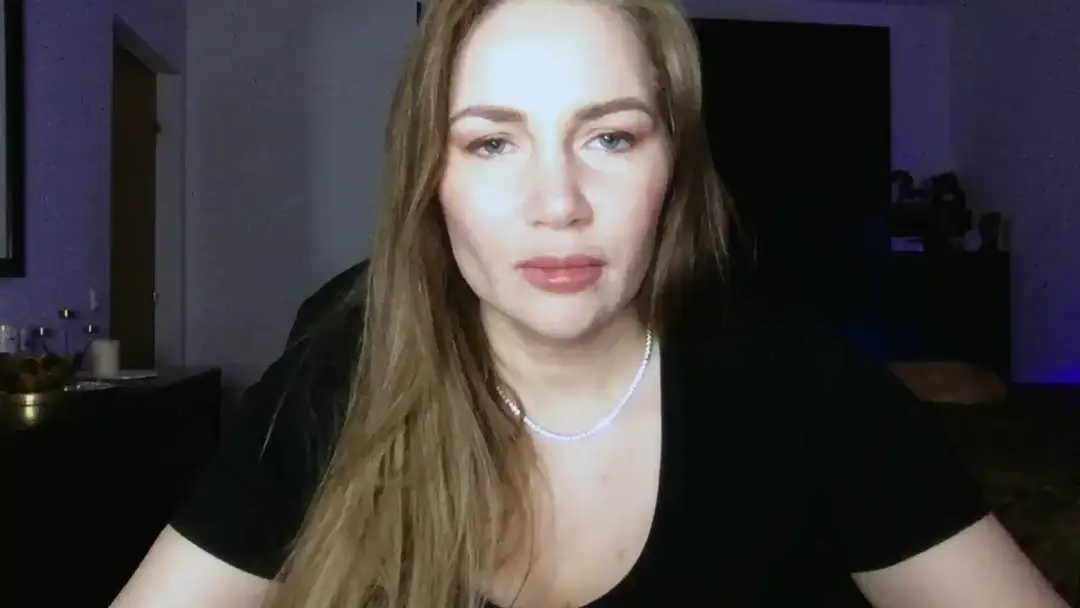 ArianaAri show preview