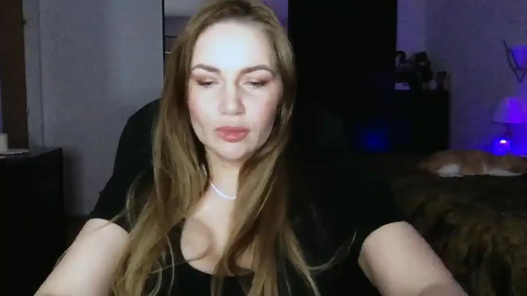 ArianaAri show preview