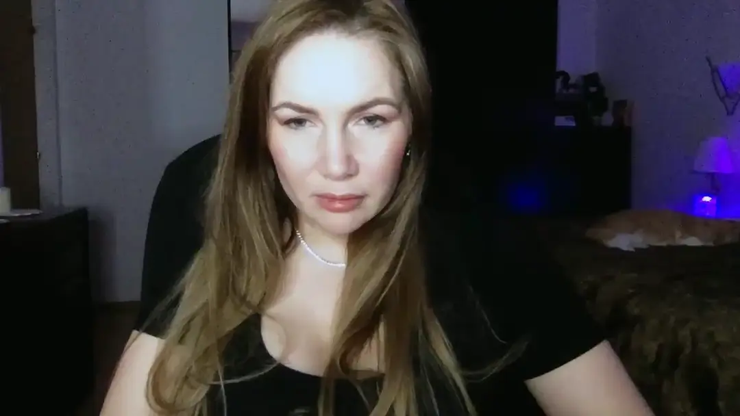 ArianaAri show preview