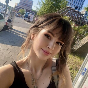 Daisy_Lowe